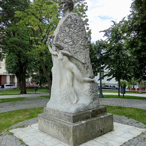 Monumentul lui Mihai Eminescu din Galați, în pericol de deteriorare