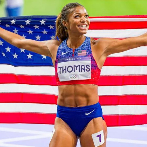 Gabby Thomas, tripla medaliată cu aur la Jocurile Olimpice de la Paris 2024, a declarat că a fost insultată verbal de un bărbat în timpul unui eveniment de weekend trecut. Sprintera americană dădea autografe și facea fotografii cu fanii la Grand Slam Track din Philadelphia, când a fost urmărită și insultată pe pista de către o persoană necunoscută. Potrivit acesteia, individul a strigat insultespre ea în timp ce se afla în acțiune, ceea ce a făcut ca sportiva să se simtă nesigură. Postarea a fost făcută pe platforma X, conform ziaruldeiasi.ro, ca răspuns la un videoclip în care cineva o striga: "Ești o artistă a sufocării! O să cazi, Gabby".