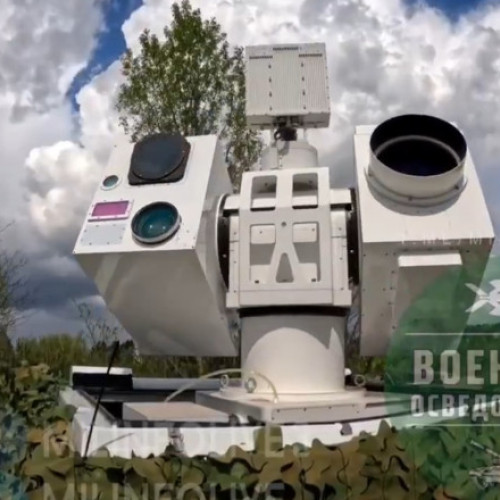 Rusia folosește o armă laser chineză pentru a doborî drone pe frontul din Ucraina, potrivit unor videoclipuri publicate pe canalele rusești de Telegram. Potrivit site-ului de analiză militară The War Zone, sistemul de apărare antiaeriană Silent Hunter, cunoscut și ca „Vânătorul silențios”, seamănă foarte mult cu sistemul chinezesc Shen Nung 3000/5000, aparent livrat Iranului anul trecut, și folosit de Rusia în aceste zile.