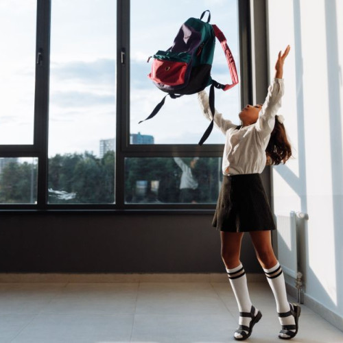 Ziua dedicată cadrelor didactice, stabilită pe 5 iunie, aduce posibilitatea unei minivacante de până la cinci zile începând din acest an, potrivit informațiilor din Contractul Colectiv de Muncă din învățământ, citează monitorulneamt.ro. Această zi, marcată ca Ziua Invatatorului în onoarea lui Gheorghe Lazăr, întemeietorul învățământului românesc modern, este reglementată prin Legea nr. 289/2007 și este deja inclusă în calendarul oficial de zile libere.