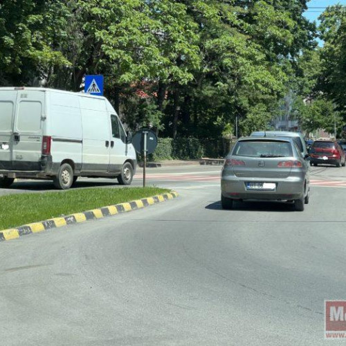 Un bărbat a fost rănit după ce a fost lovit de o mașină pe trecerea de pietoni