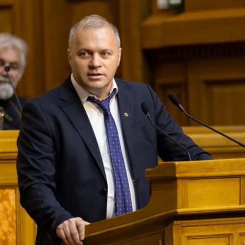 Universitarii galateni, recunoscuți pentru activitatea lor internațională, sunt invitați să susțină conferințe la evenimente de prestigiu din afara țării, potrivit viata-libera.ro. Astfel, pe 4 iunie, cu ocazia Zilei Tratatului de la Trianon, profesorul universitar dr. George Enache de la Universitatea &quot;Dunărea de Jos&quot; va vorbi la Universitatea din Padova, în Italia, despre „Consecințele religioase ale Tratatului de la Trianon în Transilvania”. Evenimentul este organizat de Institutul Roman de Cultura și Cercetare Umanistică de la Veneția, Departamentul de Studii Lingvistice și Literare al Universității din Padova și Societatea de Studii Romanesti &quot;Miron Costin&quot;.