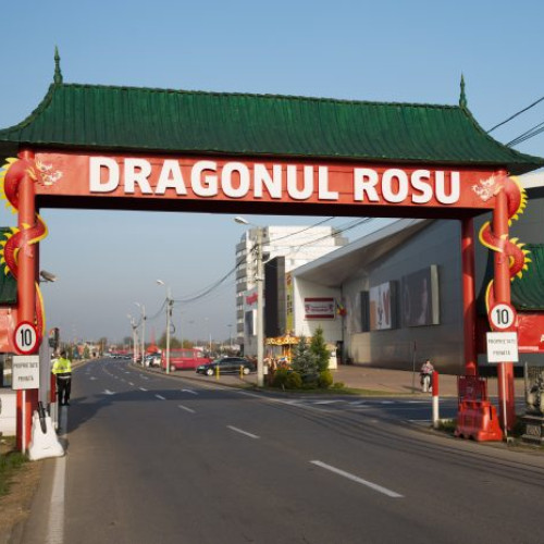 Percheziții la complexul comercial Dragonul Roșu: peste 22.900 de articole de îmbrăcăminte și parfumuri ridicate