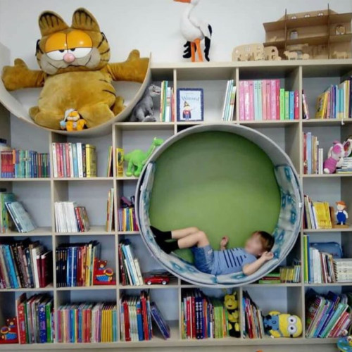 Elevii unei școli din București și-au construit propria bibliotecă, sprijiniți de fundație și profesori