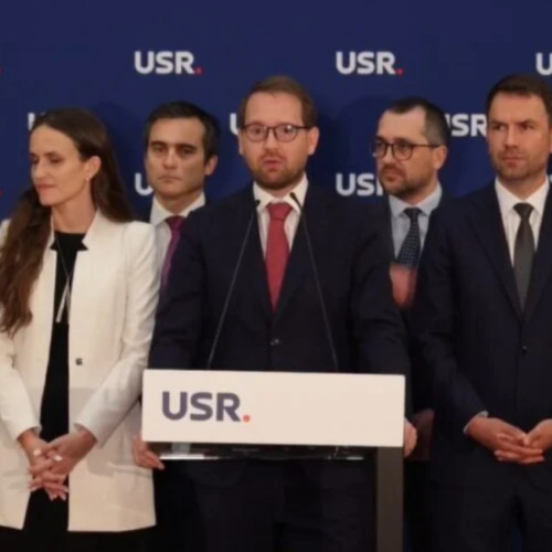 Campania pentru conducerea USR intră într-o nouă etapă, după demisia Elenei Lasconi, cu 12 candidați înscriși oficial în cursă. În timp ce atenția națională se îndreaptă spre duelul dintre Dominic Fritz și Violeta Alexandru, Clujul devine și el parte din competiție cu doi reprezentanți locali: Marin Ciubancan și Andreea Cristian Ianc. Potrivit stiridecluj.ro, cei doi au intrat oficial în cursa internă, programată în luna iunie, și adaugă diversitate regională unei competiții unde domină nume cu notorietate națională.