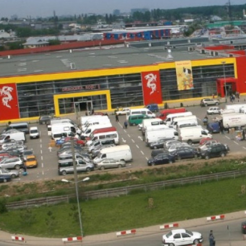 Percheziții majore la complexul comercial Dragonul Răuș, unde au fost descoperite peste 22.900 de articole de îmbrăcăminte și parfumuri contrafăcute