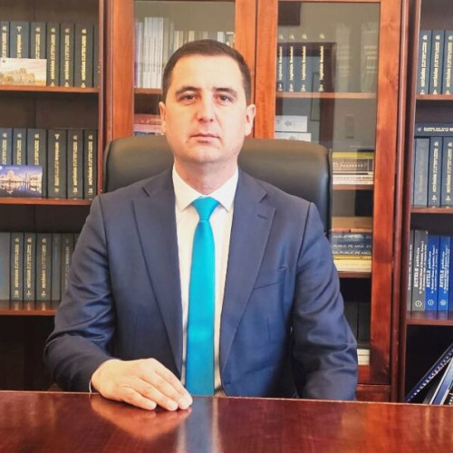 Deputatul PNL de Vrancea, Dragoș Ciobotaru, atrage atenția asupra unei probleme grave din sistemul public din România, potrivit jurnaldevrancea.ro. El susține că mii de angajați lucrează oficial mai mult decât permite o zi obișnuită, cu unii care figurează cu până la 49 de ore muncite într-o singură zi, totul legal, având mai multe contracte de muncă semnate cu instituții de stat.