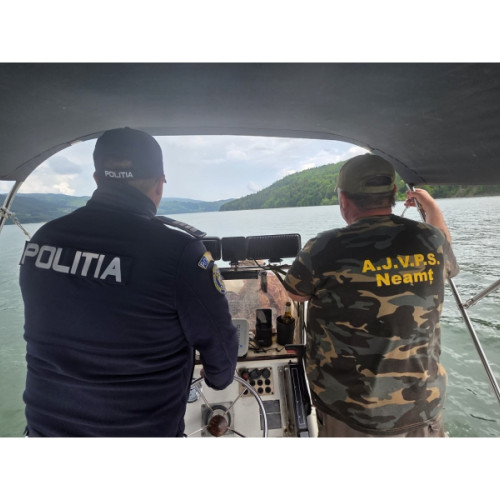 Campanie anti-braconaj în județul Neamț: polițiștii au confiscat plase de pescuit ilegale