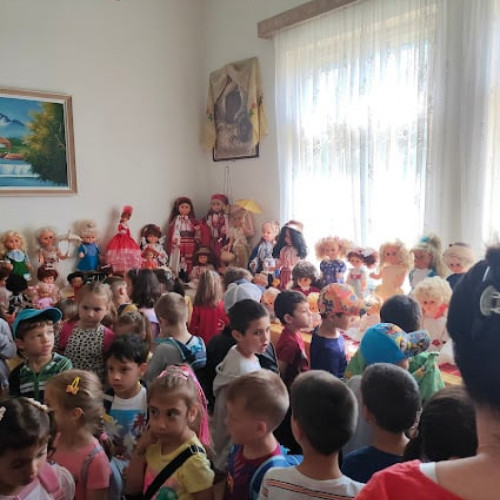 Expozitie de papusi impresionanta la Tudor Vladimirescu