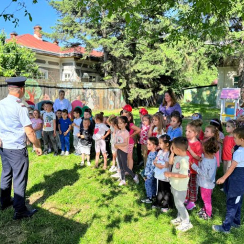 Copiii de la grădinița cu Program Normal nr. 2 din Botoșani au învățat, marți, cum să acționeze corect în situații de urgență, relatează monitorulbt.ro. Activitatea, solicitata de cadrele didactice, a inclus prezentări despre riscurile incendiilor, cutremurelor și alte pericole, precum și exerciții practice de evacuare.