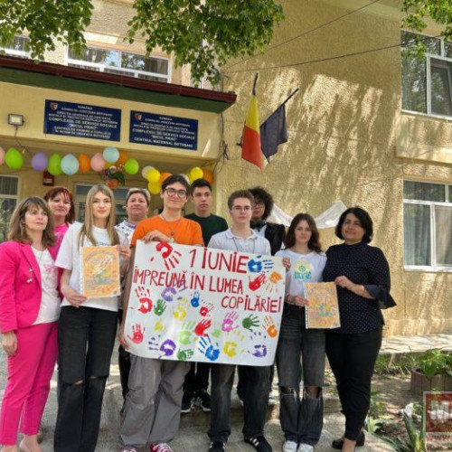 Elevi de la Colegiul Național „A.T. Laurian” au sărbătorit 1 iunie printr-o acțiune caritabilă, menită să aducă bucurie unor copii dintr-un centru maternal din Botoșani. Potrivit monitorulbt.ro, tinerii voluntari, printre care Cezar-Alexandru Pasparan, Amelia Balan, Daria Boicu și alții, s-au implicat într-o activitate denumită „Împreună în lumea copilăriei”, coordonată de profesoara Ana Gabriela Tănasa și în parteneriat cu Direcția Generală de Asistență Socială și Protecția Copilului Botoșani.