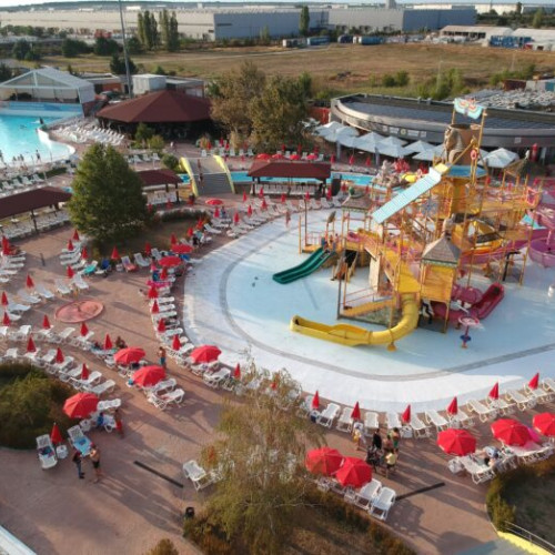 Divertiland Water Park se va redeschide vineri, 6 iunie 2025, potrivit informatiilor citate de newsbucuresti.ro. Complexul acvatic, dezvoltat si operat de AmCorp, anunta oferte speciale pentru primele trei zile de la deschidere, care vor coincide cu weekendul Rusaliilor. Vizitatorii pot beneficia de o promoție atractivă: la un bilet de adult cumpărat, primesc un al doilea bilet cadou. Această ofertă este valabilă doar pentru biletele achizitionate la casele de la intrare.