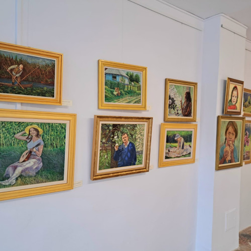 Expozitia „Elogiul Naturii” a artistului Gheorghe Pintilie, desemnat un omagiu vizual adus frumusetii lumii naturale, poate fi vizitata pana pe 14 iunie 2025 la Galeriile de Arta „Lascăr Vorel” din Piatra-Neamț. Potrivit monitorulneamt.ro, aceasta prezentare cuprinde 51 de lucrari realizate in ulei, acrilic si tempera, toate reflectand complexitatea si frumusetea mediului inconjurator.