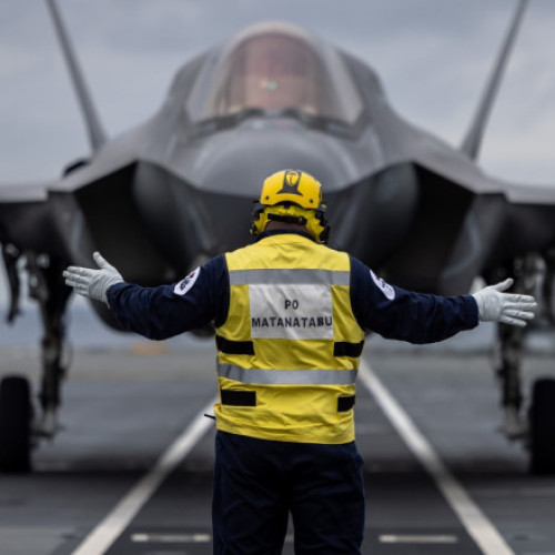 Marea Britanie va fi nevoită să crească cheltuielile de apărare până în 2035, conform așteptărilor, după o campanie pregătită de liderul olandez Mark Rutte pentru a-l convinge pe Donald Trump să nu părăsească NATO, noteaza digi24.ro. Potrivit unor surse din domeniul apărării, Londra va semna „fără îndoială” o propunere din partea secretarului general NATO, Mark Rutte, de majorare a bugetului de apărare, care ar însemna o creștere reală de aproape 30 de miliarde de lire sterline față de planurile actuale ale guvernului laburist.