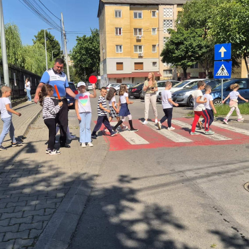 Copiii de la școala „Ion Agarbiceanu” învață reguli de siguranță rutieră