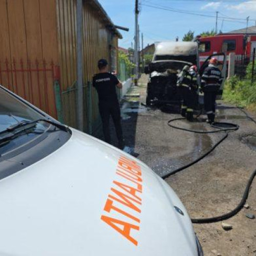 Incendiu în Botoșani, salvare rapidă pentru o autoutilitară