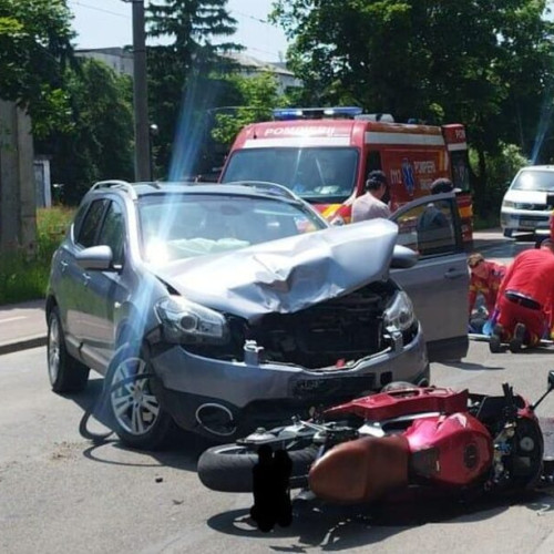 accident rutier în Bistrița: motociclist rănit și coliziune cu mașina
