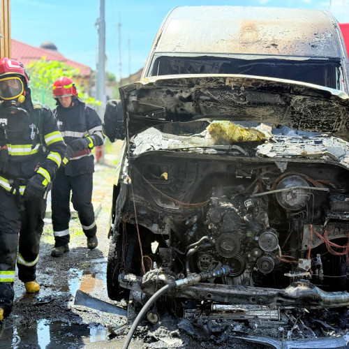 Mașină incendiată pe strada Artur Enasescu din Botoșani