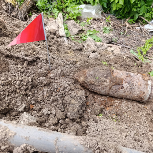 Un proiectil explodat descoperit într-o gospodărie din Ungureni