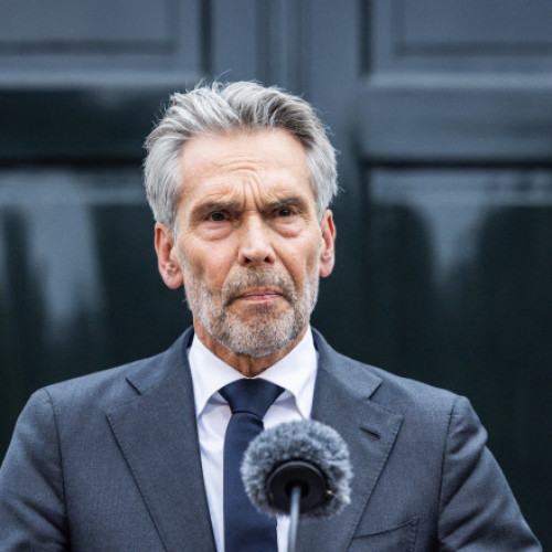 Prim-ministrul Olandei, Dick Schoof, va demisiona, relateaza digi24.ro, la cateva ore dupa ce partidul anti-musulman PVV, condus de Geert Wilders, si-a retras sprijinul pentru coalitie. Potrivit sursei, decizia vine intr-un moment tensionat, cand partidul lui Wilders cedeaza locul in coalitie, ceea ce probabil va declansa alegeri anticipate in tara.