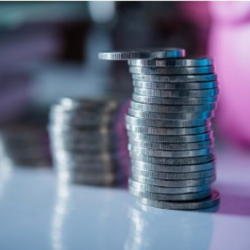 Guvernul propune un plafon de cheltuieli pentru jucătorii din industria jocurilor de noroc din România, o măsură care ar putea avea un impact major asupra modului în care românii își gestionează fondurile pe platformele licențiate. Potrivit botosaninews.ro, această idee a stârnit discuții ample în domeniu, fiind o premieră pentru piața locală.