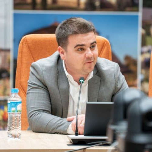 Consiliul Județean Suceava și-a redus cheltuielile cu 24 de milioane de lei, potrivit unui anunț făcut de Gheorghe Soldan, șeful instituției. Potrivit sursei informeziata.ro, aceste măsuri au fost luate pentru a eficientiza bugetul și a reduce costurile inutile.