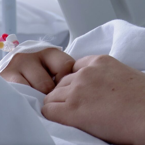 Trei pacienti din Iasi au primit o sansa la viata prin transplant renal, intr-o operatie reusita efectuata de medicii de la Spitalul "Dr. C. I. Parhon", potrivit ziaruldeiasi.ro. Printre acestia se afla o tanara de 18 ani cu o boala imunologica rara si un barbat de 59 de ani. Organele au fost prelevate de la un adolescent de 15 ani din comuna Golaesti, care a intrat in moarte cerebrala dupa ce a fost agresat de un adolescent de 17 ani.