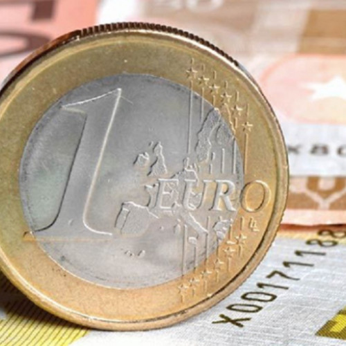 Leul rămâne stabil, chiar dacă guvernul are dificultăți în a-și forma echipa, potrivit unor analize recente. Piața este în continuare optimistă după victoria președintelui Nicușor Dan, citează viata-libera.ro. Se pare că Uniunea Europeană ar putea acorda României un răgaz pentru a implementa măsuri menite să reducă deficitul bugetar, conform Bloomberg.