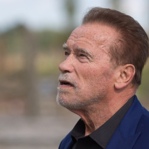 Arnold Schwarzenegger a surprins pasagerii metroului din Viena cu un mesaj special, relatează digi24.ro. Actorul și fostul guvernator al Californiei s-a adresat calatorilor prin difuzoare, salutându-i ca pe „eroi ai acțiunilor climatice”. Potrivit sursei, acesta a anunțat în limba germană că este directorul lor pentru mobilitate și i-a felicitat pentru modul în care se deplasează cu metroul, salvând planeta prin comportamente responsabile.