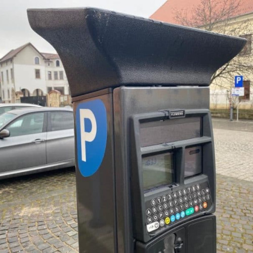 Primăria Alba Iulia anunță deschiderea consultării publice pentru două proiecte privind modificarea regulamentelor de organizare și funcționare a parcărilor publice cu plată și de resedință din municipiu, conform anunțului publicat pe alba24.ro. Potrivit acestora, tarifarea la parcările cu plată din zona 0 (rosie) va suferi o creștere semnificativă.