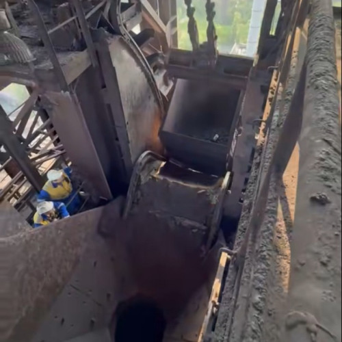 Liberty Galați a anunțat reînceperea încărcării furnalului 5 în cadrul unui mesaj publicat pe Facebook, potrivit viata-libera.ro. Combinatul se află în plin proces de repornire a singurului furnal funcțional pe platforma siderurgică galațeană, după o pauză de un an. Operațiunea de reaprovizionare a fost menționată anterior prin mai multe postări, în care compania anunța sosirea minereului de fier și a cocsului, semnalând apropierea reluării producției de oțel.