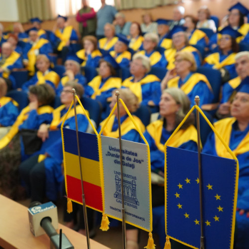 Galatiul lansează proiectul inovator &quot;Universitatea Vârstei a III-a&quot;, care a câștigat rapid popularitate, potrivit site-ului viata-libera.ro. Inițiativa, inspirată de modelul francez, a fost înființată în 2016 de profesorul universitar Violeta Puscasu și demonstrează că dorința de cunoaștere nu ține cont de vârstă, iar seniorii pot fi studenți plini de energie.