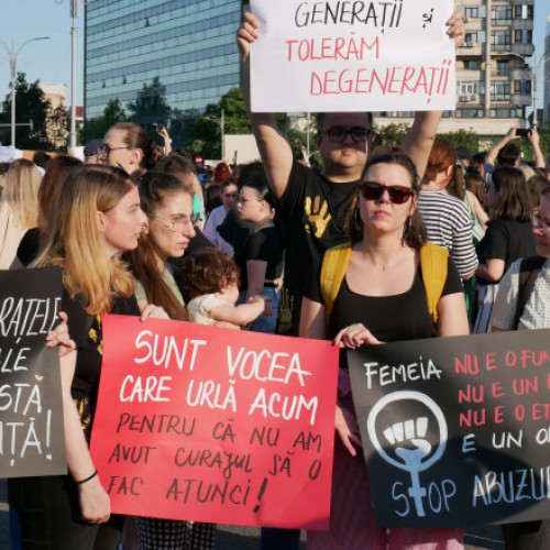 Protest masiv împotriva violenței asupra femeilor în Piața Victoriei