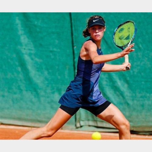 Giulia Safina Popa, jucătoare de tenis din Oradea, s-a calificat în turul al doilea al turneului de la Roland Garros pentru juniori, după o performanță remarcabilă. Potrivit crisana.ro, ea a învins în primul tur o adversară din Slovacia în minimum de seturi. În primul set, Giulia a câștigat în tie-break, iar în al doilea a obținut victoria cu 6-2.