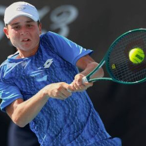 Perechea Alexandrescou/Theodor Alexandrescou și Ryo Tabata, formație cap de serie numărul 4, s-a calificat în sferturile de finală ale turneului de la Roland Garros, la proba de dublu juniori, potrivit ziaruldeiasi.ro. În turul doi, aceștia au învins echipa formată din Timofei Derepasko și Luis Guto Miguel, scor 6-2, 7-5, într-un meci de o oră și trei minute.