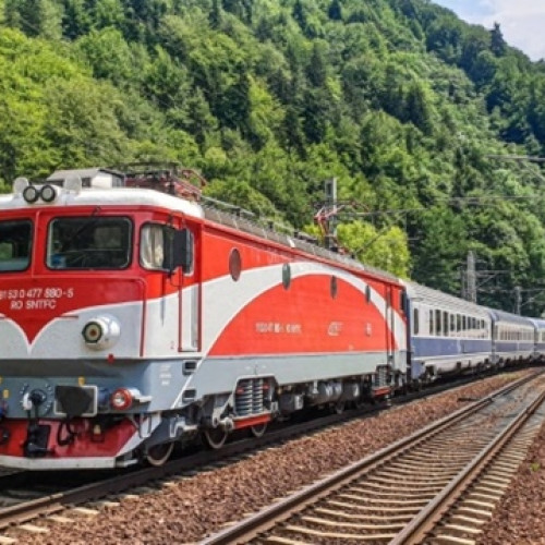 Patru trenuri noi circulă pe ruta Brașov - București Nord - Constanța, potrivit CFR Călători. Aceste trenuri operează permanent, nu doar în sezonul estival, și sunt formate din material rulant modernizat cu fonduri din Planul Național de Redresare și Reziliență (PNRR), notează sursa newsbv.ro.