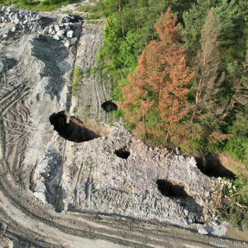 Autoritățile din România investighează situația de la Salina Praid, după ce au fost înregistrate probleme legate de inundarea și stabilitatea minei. Potrivit newsbv.ro, ministrul Economiei, Bogdan Ivan, a anunțat activarea mecanismului european de sprijin pentru gestionarea crizei, iar lista cu specialiștii și echipamentele necesare a fost transmisă Comisiei Europene pentru a asigura cea mai bună expertiză.