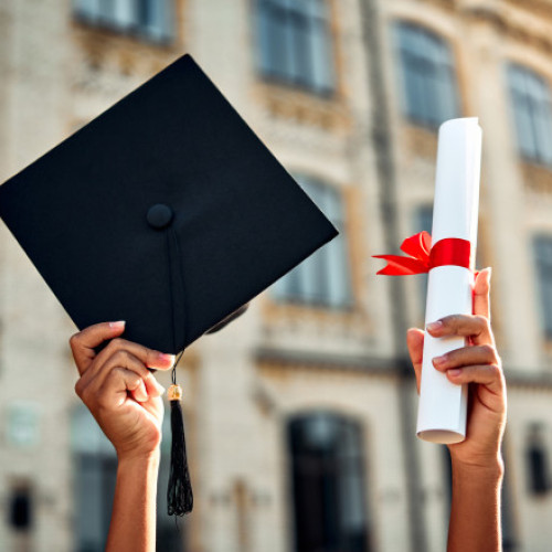 Peste 150 de vârstnici au absolvit Universitatea vârstei a treia din Galați, în cadrul unei ceremonii pline de emoție, notează digi24.ro. Cursurile pentru anul universitar 2024-2025 s-au încheiat cu zâmbete pe chipurile tuturor participanților, pentru care vârsta este doar un număr, iar pofta de cunoaștere rămâne la fel de vie.