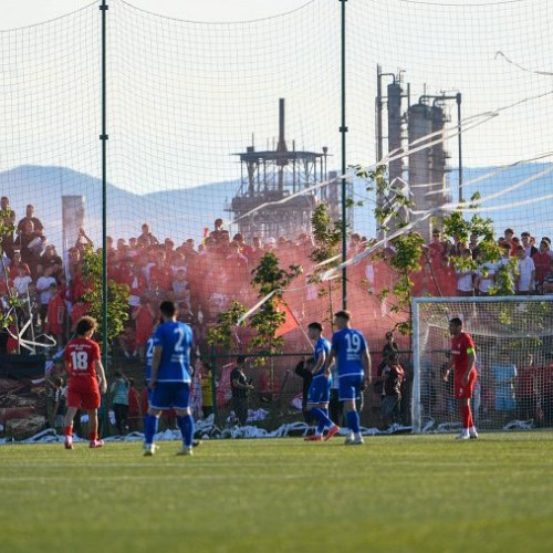 ACS FC Bacău, în curs de promovare în Liga a II-a, joacă astăzi, la ora 17:30, pentru calificare, după victoria din tur cu 3-1 în fața Unirii Brănești, din Galați. Potrivit ziaruldebacau.ro, succesul în meciul de baraj a stârnit din nou entuziasmul microbistilor din oraș, mulțumită eforturilor echipei conduse de Cristian Ciocoiu și investițiilor realizate de compania DEDEMAN.