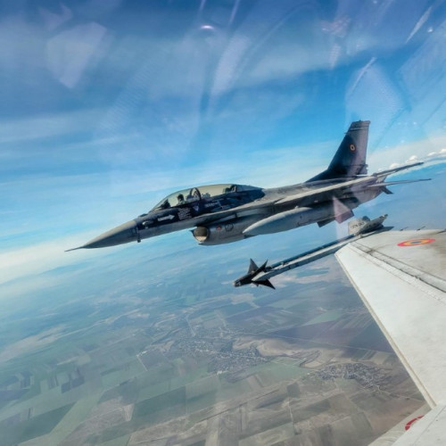 Fortele Aeriene Române efectuează zboruri de antrenament cu avioane supersonice F-16 în întreaga țară