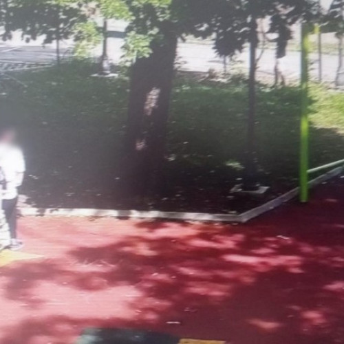 Un bărbat din Botoșani, surprins folosind aparatele de joacă ale copiilor de Ziua copilului