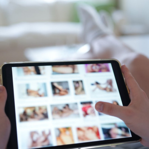 Companiile care dețin Pornhub, Redtube și YouPorn intenționează să oprească furnizarea de conținut pentru adulți în Franța, ca protest împotriva măsurilor guvernamentale de verificare a vârstei, notează digi24.ro. Potrivit oficialilor, această decizie va fi implementată începând cu această după-amiază, iar platformele Aylo Freesites vor publica un mesaj pentru utilizatorii francezi, explicând motivele și pentru a proteja viața privată a utilizatorilor.