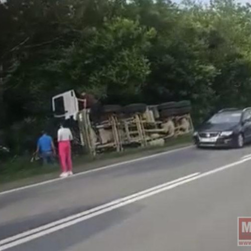 Autobasculantă răsturnată aproape de oraș în drum spre oraș