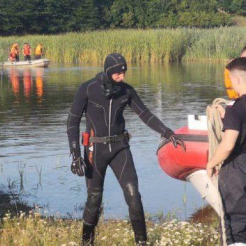 Eforturi continue pentru găsirea unui băiat de 14 ani dispărut pe un lac din comuna Erbiceni