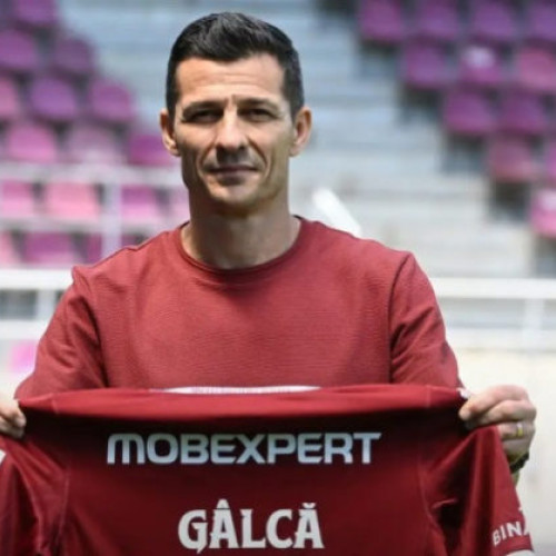 Constantin Galca, noul antrenor al echipei Rapid, a fost numit oficial de către clubul giuleștean, potrivit site-ului oficial al clubului. Antrenorul, care a semnat un contract până în vara anului 2027, vine să le devină succesor lui Marius Șumudică, care și-a reziliat de comun acord contractul la data de 20 mai. În ultimele meciuri ale sezonului, Rapid a fost condus ca interimar de Octavian Chihaia, antrenorul echipei de tineret a clubului.
