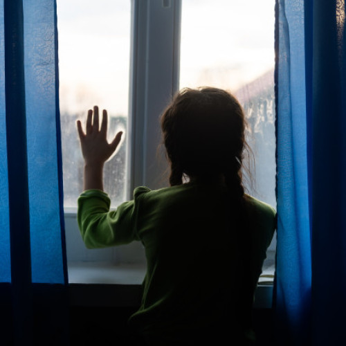 Trei persoane din Roman, reținute pentru exploatarea minorilor în scopul cersetoriei