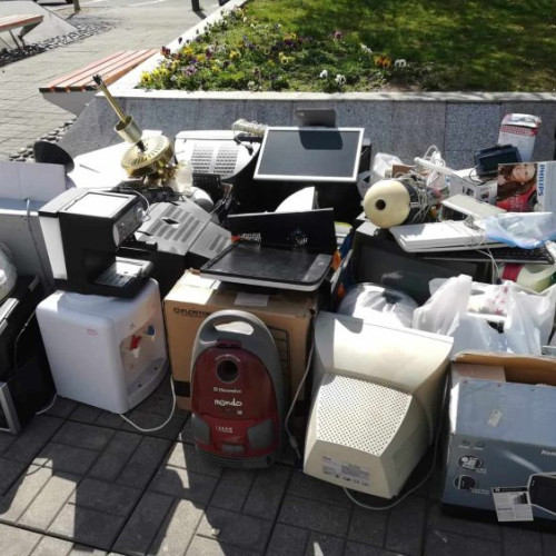 Baia Mare găzduiește o campanie de colectare gratuită a aparatelor electrice și electronice, potrivit site-ului emaramures.ro. Evenimentul se va desfășura sâmbătă, 7 iunie, în mai multe locații din oraș, pentru a oferi oamenilor oportunitatea de a preda aparatele vechi sau defecte pentru reciclare.