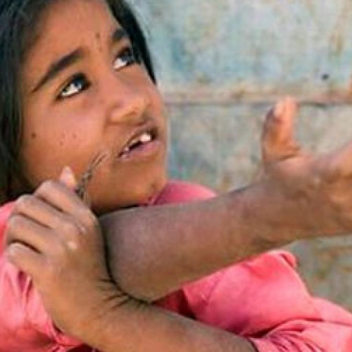 Trei persoane însărcinate cu exploatarea cersetoriei, reținute la Roman