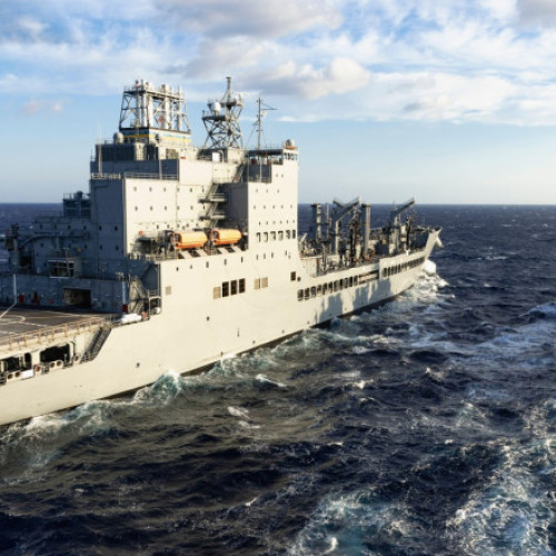 Secretarul Apărării din Statele Unite, Pete Hegseth, a ordonat redenumirea unei nave a Marinei americane, USNS Harvey Milk, potrivit DW. Nava, botezată în 2021 după activistul pentru drepturile homosexualilor Harvey Milk, poartă acum un nume controversat, inițiativa fiind criticată de unii oficiali și politicieni. Conform site-ului de știri din domeniul apărării Military.com, decizia vine în contextul unui proces de epurare a inițiativelor legate de diversitate la nivelul Pentagonului.