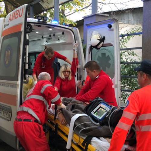 Fetiță de 13 ani, în stare critică, transferată la Iași după o pneumonie complicată